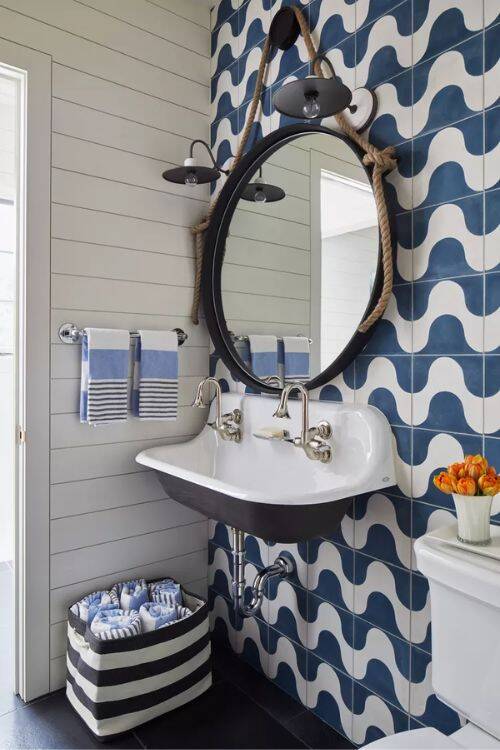 From farmhouse style to contemporary decor, discover the most classic coastal bathroom ideas