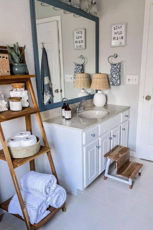 From farmhouse style to contemporary decor, discover the most classic coastal bathroom ideas