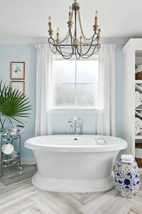 From farmhouse style to contemporary decor, discover the most classic coastal bathroom ideas