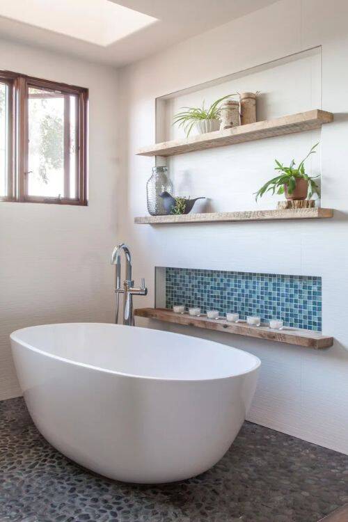 From farmhouse style to contemporary decor, discover the most classic coastal bathroom ideas