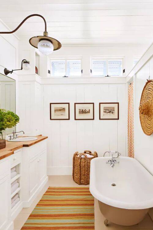 From farmhouse style to contemporary decor, discover the most classic coastal bathroom ideas